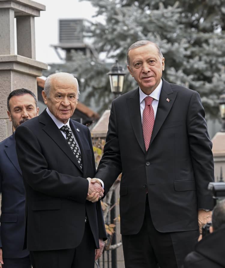 <p><span style="color:rgb(67, 67, 67)">Bahçeli, Cumhurbaşkanı Erdoğan'ı evinin girişinde karşıladı.</span></p>
