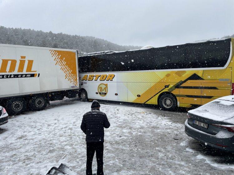 <p>Yaklaşık 1,5 saat trafiğe kapanan otoyolun İstanbul istikametinde ulaşım, araçların çekici yardımıyla kaldırılmasının ardından normale döndü.</p>