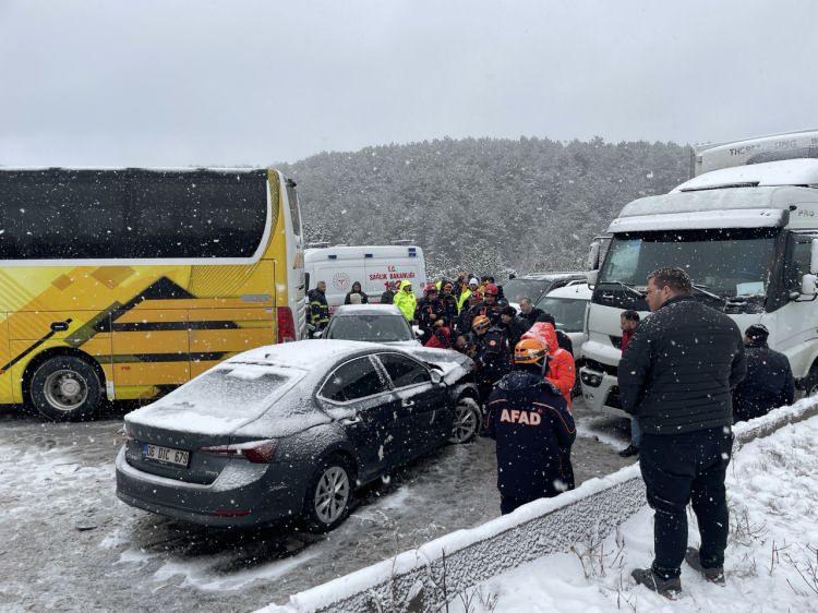<p>Ekipler, yolun tamamen ulaşıma açılması için çalışmalarını sürdürüyor.</p>
