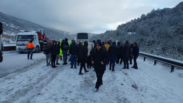 <p>Kaza nedeniyle ulaşıma kapatılan yolun İstanbul istikametinde uzun araç kuyrukları oluştu.</p>

<p> </p>
