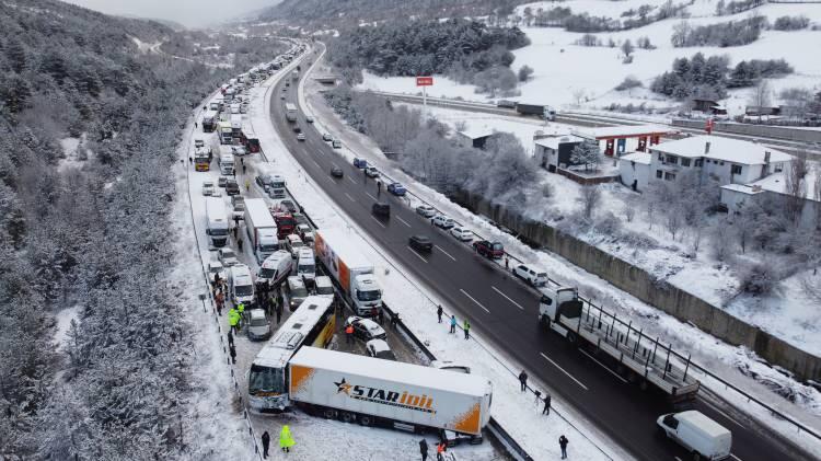 <p>Öte yandan, aynı mevkide 7 aracın karıştığı zincirleme trafik kazasında ise yaralanan olmadı.</p>
