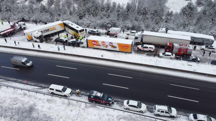 <p>Trafik ekipleri, ulaşımı Yeniçağa gişelerinden D-100 kara yoluna yönlendirdi.</p>
