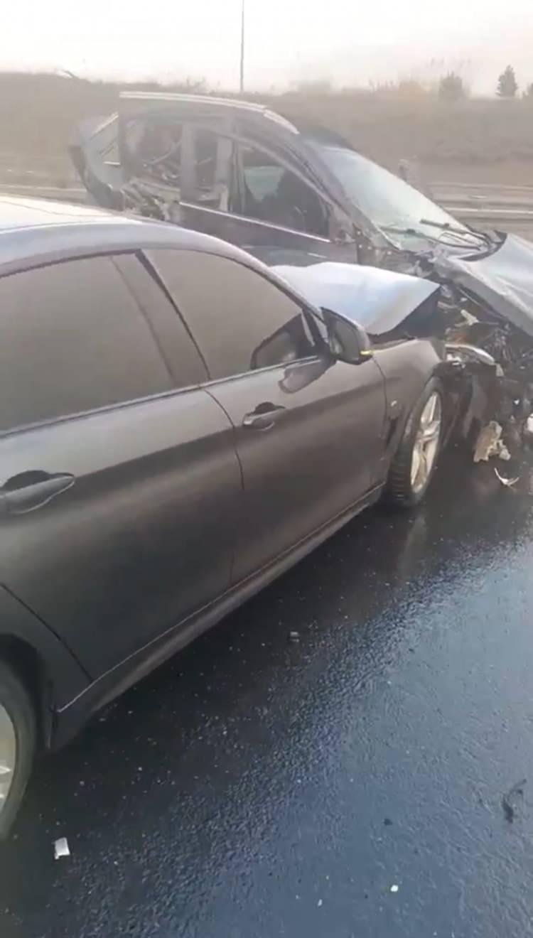 <p><strong>4 KİŞİ HAYATINI KAYBETTİ</strong></p>

<p>Bursa'da yağış nedeniyle kayganlaşan otoyolda, 4 otomobilin karıştığı zincirleme kazada 4 kişi hayatını kaybetti, 7 kişi yaralandı.&nbsp;</p>
