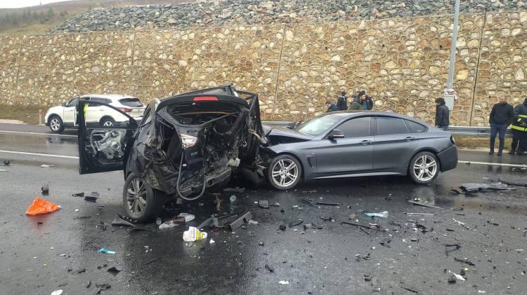 <p><strong>FECİ KAZA İSTANBUL Y&Ouml;N&Uuml;NDE YAŞANDI</strong></p>

<p>Bursa'dan İstanbul istikametine giden 4 otomobil, yağış nedeniyle kayganlaşan yolda s&uuml;r&uuml;c&uuml;lerinin direksiyon kontrol&uuml;n&uuml; kaybetmesi ile birbirine &ccedil;arptı.&nbsp;</p>
