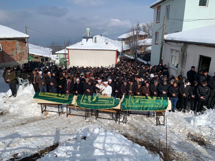 <p>Ağır yaralanan sürücü Giren ile kazada ölen Şerife Mert'in oğlu Yavuz Selim Mert (4) de ambulansla hastaneye kaldırıldı.</p>

<p> </p>

<p> </p>
