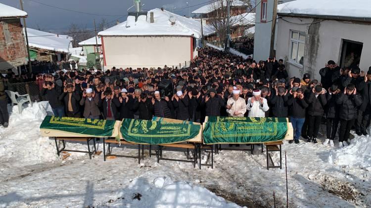 <p><strong>CENAZELERİ MEMLEKETİ SAMSUN'DA TOPRAĞA VERİLDİ</strong></p>

<p>Kazada hayatını kaybeden 5 kişi için Samsun'un Vezirköprü ilçesi Büyükkale Mahallesi Merkez Camisi'nde cenaze düzenlendi.</p>

<p> </p>

<p> </p>
