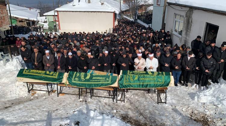 <p><strong>EŞİ, OĞLU DAHİL 5 YAKININI KAYBEDEN İMAM AYAKTA GÜÇLÜKLE DURDU</strong></p>

<p>Cenazede eşi Şerife Mert, oğlu Yavuz Selim Mert, baldızı Hacer Mert, kayınpederi Eşref Giren ve kayınvalidesi Hatice Giren'i kaybeden ve ilçede görevli imam Muharrem Mert, taziyeleri kabul etti.</p>
