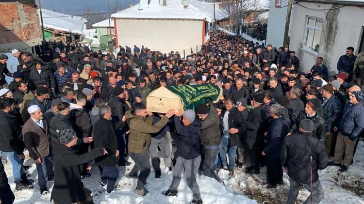 <p>İlçe Müftüsü Naci Yalçınkaya'nın kıldırdığı namaz sonrası 5 kişinin cenazesi, aile kabristanlığında toprağa verildi.</p>