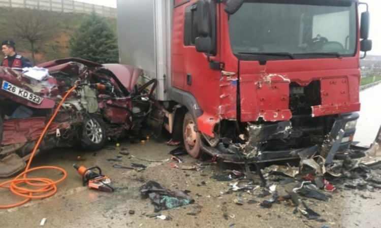 <p>Kaza, dün Karacabey ilçesi Çanakkale-Bursa kara yolu Tophisar Mahallesi yakınlarında meydana geldi.</p>
