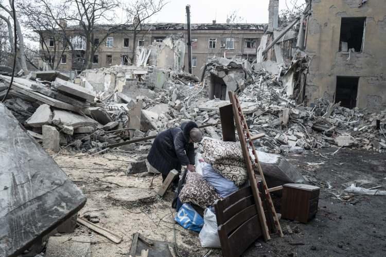 <p>Rus işgal güçleri, Donetsk bölgesindeki Kramatorsk kentinde bir apartmanı füze ile vurdu. Saldırıda en az 3 kişi hayatını kaybetti.</p>
