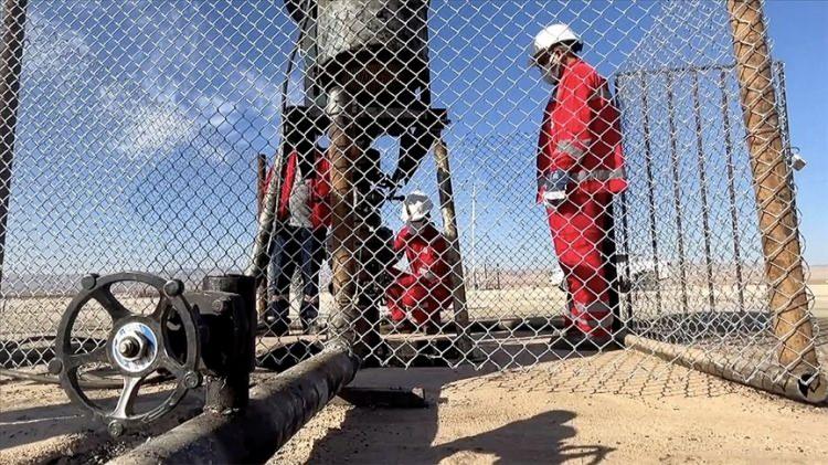 <p>"Arsalarımızın altında petrol fışkırıyor"</p>
<p>Köy sakini Hakan Vural da şöyle dedi: </p>
<p>Eskiden bu bölgemiz, bu dağlarımızda silah, top sesleri, arazide mayın korkusu, insanlarımız çok huzursuzdu. Bu 2-3 yıl içerisinde bu petrolün çıkmasıyla beraber, hepimiz şu an çok huzurluyuz.<br />
<br />
Bu petrol sayesinde artık şu bölgemiz, silah, barut yerine petrol, huzur kokuyor. Halk olarak çok mutluyuz. Köyümüze de ilerde iyi bir ekmek kapısı da çıkar. Bu ülke ekonomimize de çok faydası olacak.</p>