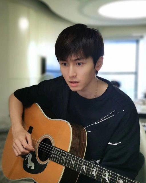 <p><strong>24- ZHANG ZHEHAN</strong></p>
<p><strong>ÇİNLİ AKTÖR VE ŞARKICI</strong></p>