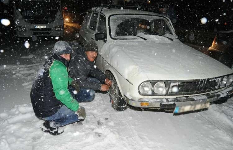 <p> </p>

<p>Belirli bir kar seviyesinin üzerinde kış lastiği de tutunma problemi yaşar. Bu nedenle özellikle yolun buzla kaplı kısımlarında tek çare zincir kullanımıdır. Unutmayın; kış lastiğine de zincir takılır.</p>
