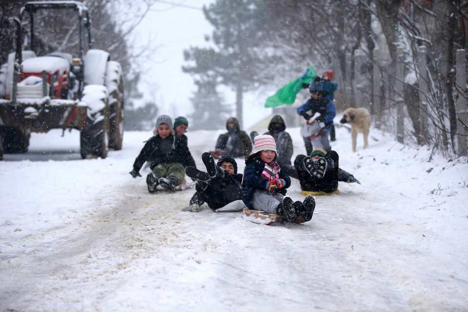 <p>İlçede çocuklar poşet, çuval ve kendi imkanlarıyla yaptıkları kızaklarla yollarda kayıp eğlendi.</p>

<p> </p>
