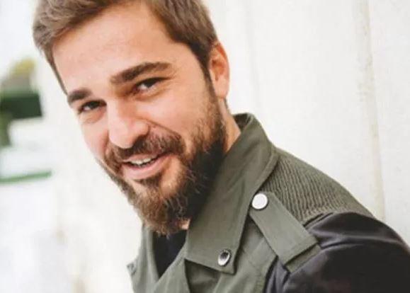 <p><strong>Son yılların aranan isimlerinden olan ünlü oyuncu, lise yıllarına ait bir kareyi sosyal medya hesabından paylaştı.</strong></p>
