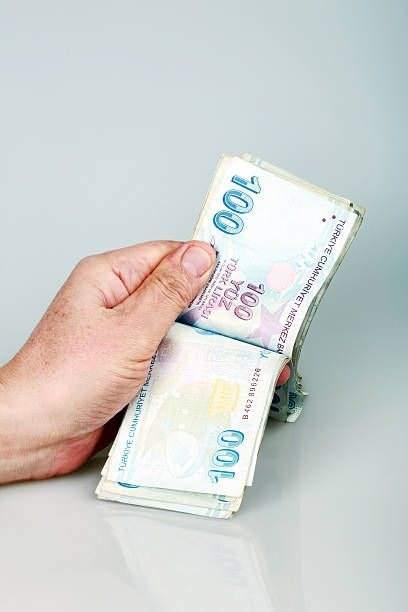 <p><strong>GEREKÇE: YAŞ ŞARTININ KALKMASI</strong></p>
<p> </p>
<p>Yasa teklifinin genel gerekçesinde, 8 Eylül 1999'dan önce malullük, yaşlılık ve ölüm sigortası kapsamında çalışmaya başlayanların, 9 Eylül 1999'dan sonra malullük, yaşlılık ve ölüm sigortası kapsamında çalışmaya başlamalarına rağmen sigortalılık başlangıç tarihini geriye götürmeye imkân tanıyan ilgili mevzuat hükümlerine göre yaptıkları borçlanmalar ile sigortalılık başlangıç tarihi 8 Eylül 1999 öncesi olacak şekilde geriye götürülenlerin mevcut mevzuattaki emekliliğe hak kazanma koşullarından yaş şartının kaldırılmasının amaçlandığı belirtildi.</p>
<p> </p>