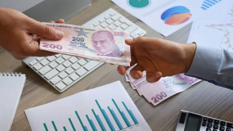 <p>Akbaşoğlu, EYT'lilere kıdem tazminatı konusunun yasa teklifinde yer almadığını belirterek, "Bu konuda işverenlerimizin de yanında işçilerimizin de mağduriyetini gidermek üzere istihdama dayalı dinamik ekonomik modeli sektesiz bir şekilde devam ettirmek için KGF destekli kredilerle doğrudan kıdem tazminatını işçimizin hesabına yatıracak bir model üzerinde çalışma yapıldı" diye konuştu. (SABAH)</p>

<p> </p>
