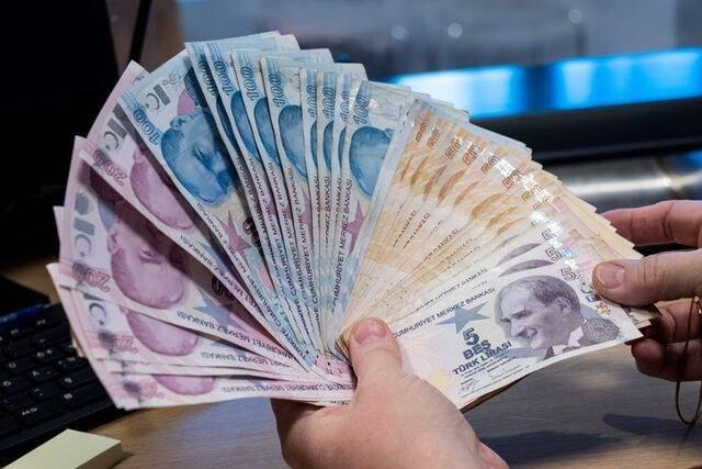 <p><strong>EMEKLİ ÇALIŞANDA SÜRE 1 AYA ÇIKABİLİR</strong></p>
<p><br />
Emekli olduktan sonra aynı işyerinde 10 gün içinde tekrar işe başlayan bütün çalışanlar için yüzde 5 (işçi başına 500 lira) destek verilecek. İşveren tarafı teknik nedenlerden dolayı işlemlerin daha uzun sürebileceğini belirterek 10 günlük sürenin uzatılmasını istedi. </p>