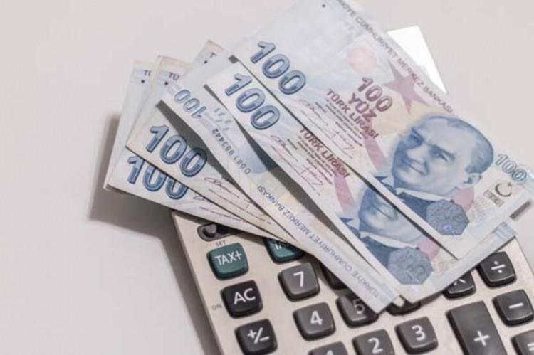 <p><strong>TALEPLER HIZLA SİSTEME GİRECEK</strong></p>
<p><br />
Yasa teklifi görüşmelerinde komisyona bilgi veren SGK Başkanı Kürşad Arat, aylık bağlama oranında bir değişiklik olmayacağının belirterek, "Asgari emekli maaşı 5 bin 500 lira. Mevcut sistemde prim ödeme gün sayısına, hizmet yılına, çalıştığı sigorta koluna ve kazancına göre herkese ayrı maaş bağlanabiliyor, kişi bazında değişiyor" dedi. EYT'lilerin emeklilik işlemlerinin ne kadar sürede tamamlanacağı konusuna da açıklık getiren Arat, "Talepleri alıp en hızlı şekilde sisteme sokacağız" dedi.</p>