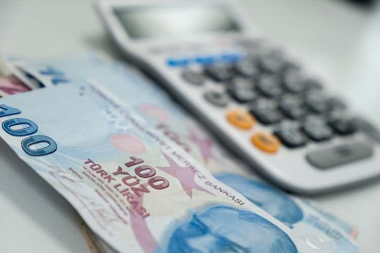 <p>Bildirim, işçinin çalışma süresi 6 aydan kısaysa (1 gün dahi olsa) 2 hafta, 6 ay ile 1.5 yıl arasındaysa 4 hafta, 1.5 yıl ile 3 yıl arasındaysa 6 hafta, 3 yıldan fazla olursa 8 hafta önce yapılmalı.</p>
