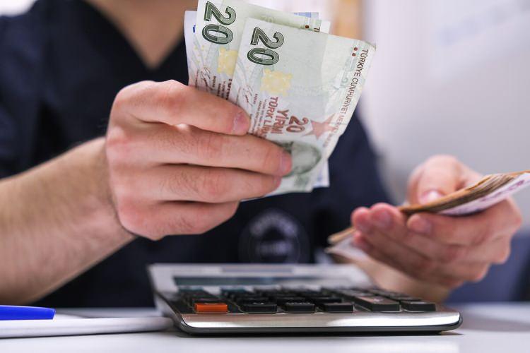 <p>Emeklilik hakkıyla ihbar tazminatı alınamaz ancak tekrar çalışmaya başlayan emekli bu kez belirtilen şartları taşırsa normal bir işçinin haklarına sahip olacağından ihbar tazminatına hak kazanır.</p>
