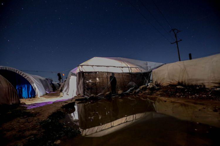 <p>Kış mevsiminin ağır geçmesi, zor şartlarda çadırlarda yaşayan sivillerin hayatını daha da zorlaştırdı.</p>

<p><br />
İdlib kırsalında derme çatma çadırlarda kalan aileler, yağışlı havaların etkili olması, çadırların dayanıksız ve sürekli ıslak olması nedeniyle barınma ve ısınma sorunuyla karşı karşıya.</p>
