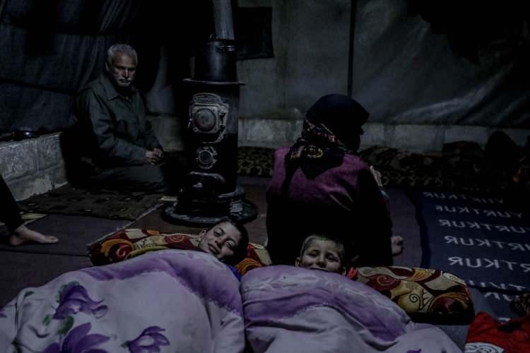 <p>Geceleri havaların soğuk olduğunu aktaran Abdülmecit Şarki (51) ise sobaya yakacak bulmadıkları gecelerde çocuklarının hasta olduğunu kaydetti.<br />
Hastalanan çocuklarına ilaç parası yetiştiremediğini söyleyen Şarki, şöyle devam etti:</p>
<p><br />
"Çadırda 4 aile bir sobayla ısınıyoruz. Yakacak bulamıyoruz. Başka bir soba almaya da maddi durumumuz yok. Yağmurlu gecelerde sular altında kalıyoruz. Rüzgar çadırları uçuracak gibi çok sert esiyor. Ne yapacağımızı bilmiyorum."</p>