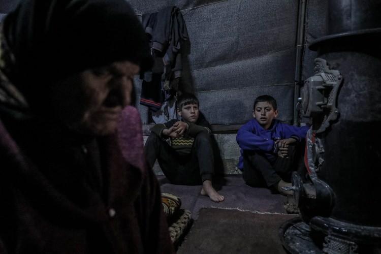 <p>Şarki, "Daha önce ne yemeğin ne yakacağın derdine düşerdim. Şimdi ise her gece 'yarın çocuklara nasıl ekmek bulurum' diye düşünüyorum." ifadelerini kullandı.</p>
<p><br />
Basit bir hayat yaşamak istediğini dile getiren Şarki, "En düşük yemek maliyeti yaklaşık 50 ile 60 TL arası değişiyor. Masraf büyük ama gelir yok. Annem yatalak. Burada hayat zor." diye konuştu.</p>
