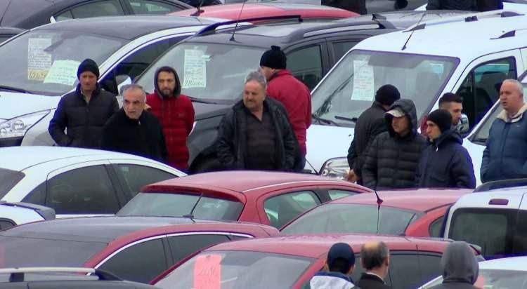 <p>Ara&ccedil; &uuml;zerindeki hataları boya kalıntılarını vidalarındaki oynama ve izleri kapı kollarının kontrolleri, bagaj kontrolleri ve kaput &uuml;st ve alt kısımların temiz ve g&ouml;zle net g&ouml;r&uuml;lecek şekilde belli olmasına dikkat edin.&nbsp;</p>
