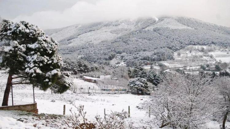 <p>"YENİ BİR SİSTEM GELİYOR"</p>
<p> </p>
<p>Beklenen yağışla ilgili NTV Meteoroloji Uzmanı Dilek Çalışkan değerlendirmelerde bulundu.</p>
<p> </p>
<p>Önümüzdeki 3 gün Türkiye'nin büyük bir bölümünde kar yağışı olacağını söyleyen Çalışkan, "İstanbul'da bugün yüksek kesimlerde kar yağışı görülebilir. Yarın yeni bir sistem geliyor. Pazar, pazartesi, salı ve çarşamba İstanbul'da kar yağışı bekliyoruz." dedi.</p>