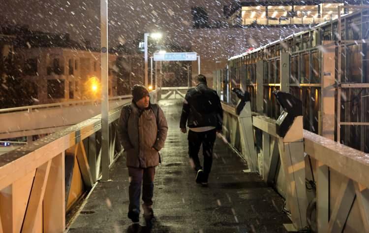 <p>Kar yağışı Anadolu yakasının y&uuml;ksek kesimleri başta olmak &uuml;zere Beykoz, &Ccedil;ekmek&ouml;y, Kadık&ouml;y, &Uuml;mraniye ve Kartal'da etkili oldu.</p>

<p>&nbsp;</p>
