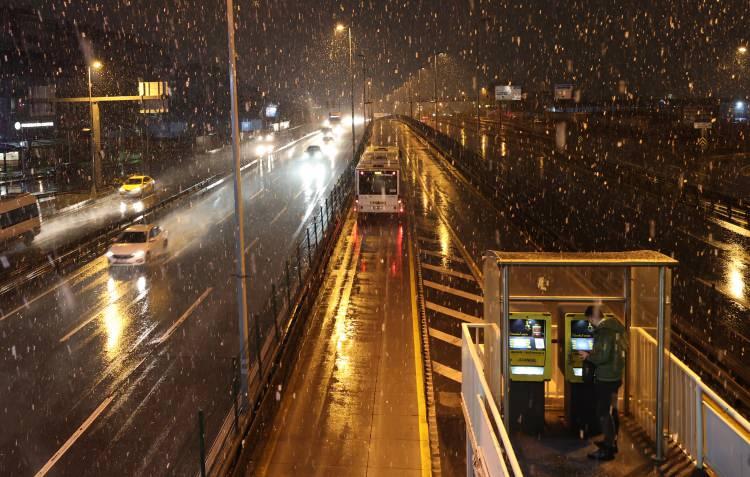 <p>Avrupa yakasında da Beşiktaş, Gaziosmanpaşa, Esenler, Bakırk&ouml;y, Bayrampaşa, Başakşehir, Esenyurt ve Beylikd&uuml;z&uuml;'nde etkili olan yağış, karlı ve karla karışık yağmur şeklinde etkisini g&ouml;steriyor.</p>

<p>&nbsp;</p>
