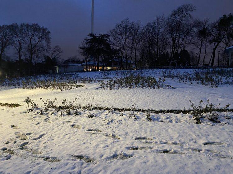 <p>Kar yağışı sonrası kartpostallık g&ouml;r&uuml;nt&uuml;ler havanın aydınlanması ile ortaya &ccedil;ıktı. Bir&ccedil;ok evin &ccedil;atısının kar ile dolduğu g&ouml;r&uuml;ld&uuml;.</p>
