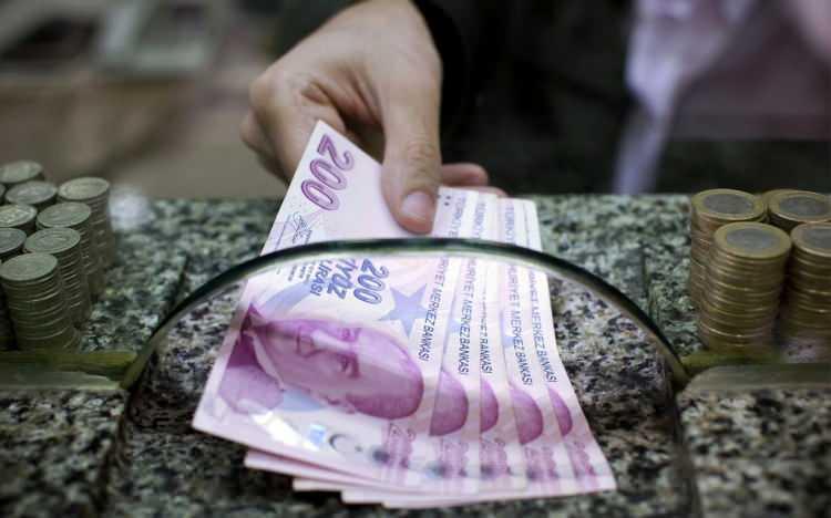 <p>KIDEM TAZMİNATI ÖDEMELERİ</p>
<p>Her tam çalışma yılı için ödenen kıdem tazminatı tutarı, fesih tarihinden geçerli olan kıdem tazminatı tavanı (19 bin 982 lira) ile sınırlı olacak. Buradaki tek koşul aynı işverene bağlı olarak en az bir yıl çalışılması olup aynı işyerinde çalışmaya devam edenler için kıdemde iki seçenek söz konusu olabilir. Kıdem tazminatını alabilecekleri gibi, istifa tarihinde kıdemi almayıp aynı işyerinde çalışmaya devam ederek birkaç yıl sonra ayrılırken talep edilebilirler.</p>
