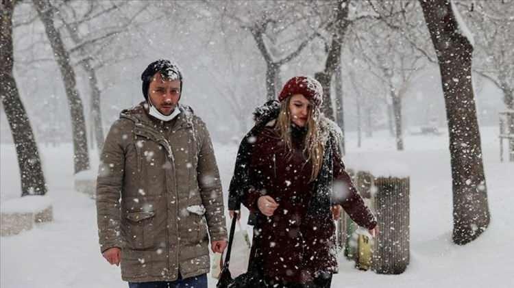 <p>Meteoroloji yarın İstanbul için şiddetli fırtına ve kar uyarısı yaptı.</p>

<p> </p>

<p>Meteoroloji Genel Müdürlüğünden yapılan açıklamaya göre, yarın rüzgar İstanbul Avrupa yakasında yer yer tam fırtına (saatte 80-100 kilometre) şeklinde esecek.</p>
