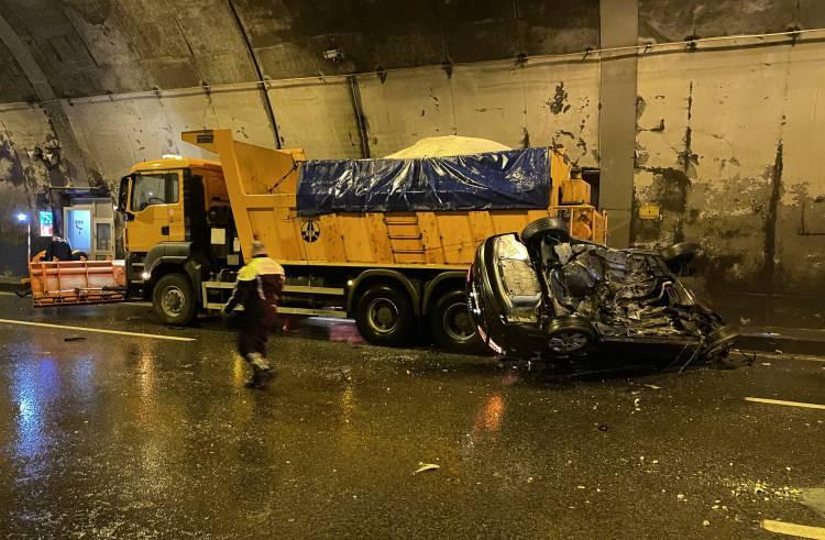 <p>Otoyolun İstanbul istikameti kaza nedeniyle araç trafiğine kapatıldı.</p>undefinedundefined<p>Ekiplerin yaralılara müdahalesi ve çalışmalar sürüyor.</p>undefined