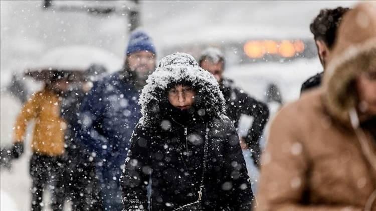 <p>Valilikten yapılan açıklamada, ''</p>
<p>Kıymetli İstanbullular,</p>
<p>Meteoroloji Bölge Müdürlüğümüzden bugün saat 13.00’te alınan son verilere göre yarın ve takip eden günlerde; “İstanbul çevresinde yağmur, kuzey ve yüksek kesimlerinde karla karışık yağmur şeklinde görülecek yağışların, Pazartesi günü öğle saatlerinden itibaren il genelinde kar yağışına dönüşmesi bekleniyor.</p>
<p>Rüzgârın Pazar günü sabah saatlerinden sonra; kuzey yönlerden kuvvetli rüzgâr ve fırtına (60-80 km/saat), Avrupa Yakasında yer yer tam fırtına (80-100 km/saat) şeklinde eseceği” bildirilmiştir.</p>
<p>Meteorolojik raporlar ve olumsuz hava koşulları nedeniyle; İçişleri Bakanlığımızın “Kış Tedbirleri Genelgesi” uyarınca Valiliğimiz koordinasyonunda ilgili kurum ve kuruluşlarımızın temsilcileriyle Karla Mücadele Hazırlık Değerlendirme Toplantısı yapılmıştır.</p>
<p>İlimizde karla mücadele çalışmalarını yürütmek üzere; AFAD, Büyükşehir ve ilçe belediyeleri, güvenlik, trafik, sağlık ve ulaştırmaya ilişkin görevleri bulunan tüm kurumlarımız 24 Saat esasına göre hizmete hazır bulunacaklardır. </p>
<p>İstanbul’umuzda TAMP Çalışma gruplarımızı teşkil eden tüm kurumlarımız;</p>
<p>5.277 Km. Yol Ağı üzerinde 11.130 Personel,</p>
<p>171 Acil Çıkış Noktası ve 23 Otoyol Hizmet Tesisi (OHT), </p>
<p>57 İş Makinesi Noktasında 2.591 İş Makinası,</p>
<p>101 Noktada 475,400 Ton Tuz, 3.640 Ton Solüsyon kapasitesi ile kar ve buzlanma ile mücadele çalışmalarına hazır durumda bulunmaktadır.</p>
<p> </p>
<p>İl Jandarma Komutanlığımız 437 araç ve 2.142 personel,<br />
İl Emniyet Müdürlüğümüz 210 araç ve 703 personel,</p>
<p> </p>
<p>Kızılay’ımız 101 noktada 2.300 Çalışan, gönüllü ve 162 araç,</p>
<p> </p>
<p>AFAD İl Müdürlüğümüz ise 1.250 Çalışan, gönüllü ve 84 araç ile karla mücadele çalışmalarına destek vereceklerdir.</p>
<p> </p>
<p>Bu çalışmalarda kullanılmak üzere temin edilen iş makinası, çekici ve kurtarıcı sayımız, 2022 yılına göre % 143 oranında artırılmıştır.</p>
<p> </p>
<p>Otoyol güzergâhındaki 23 Hizmet Tesisinde 5.598 araçlık parklanma kapasitesi mevcuttur.<br />
İlimizde olumsuz hava koşulları ve karla mücadele çalışmaları ile karayolu, havayolu, demiryolu ve deniz ulaşımında ilgili kurumlarımızca sürdürülen çalışmalar, Afet ve Acil Durum Yönetim Merkezimizde 24 saat esasına göre takip edilmektedir.</p>
<p> </p>
<p>İstanbul istikametine yola çıkacak kamyon, TIR ve diğer araç sürücülerimizin, bölgemizdeki olumsuz hava koşulları nedeniyle mağduriyet yaşamamak için, kış lastiği takılması ve yapılan uyarılara riayet edilmesi konusunda gerekli hassasiyeti göstereceklerine inanıyoruz.</p>
<p> </p>
<p>Olumsuz hava koşulları nedeniyle bütün vatandaşlarımızın dikkatli ve tedbirli olmalarını bekliyoruz.</p>
<p>Kamuoyuna saygıyla duyurulur.''</p>
<p> </p>
<p>ifadeleri kullanıldı.</p>
<p> </p>