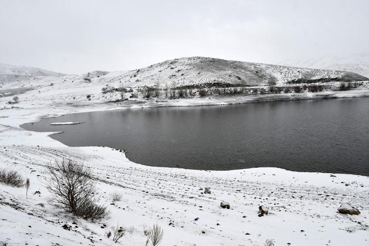 <p>Kente 58 kilometre mesafedeki Yıldız Dağı Kış Sporları ve Turizm Merkezi'ne de yakın olan göletin çevresindeki tepeler karla kaplandı.</p>
<p> </p>