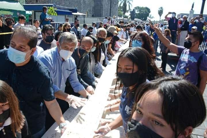 <p><strong>En zoru lavaşı hazırlamak</strong></p>
<p>Etkinlik öncesi açıklama yapan Cuernavaca Şehri İnsani Gelişme ve Sosyal Katılım Sekreteri Laura Patricia Hernandez, “Öncelikle parçalanmadan 70 metre uzunluğunda bir lavaş hazırlamamız gerekiyor. Dünyanın en uzun takosunu yapmanın en zorlu kısmı bu diyebiliriz” dedi.</p>