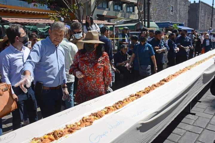 <p>Daha önce dünyanın en uzun takosu rekoru, yine Cuernavaca şehrinde hazırlanan 65 metre uzunluğundaki tako ile kırılmıştı.</p>
<p> </p>