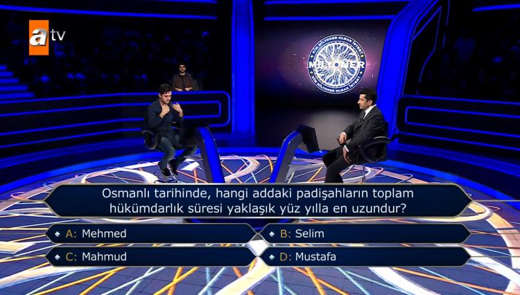 <p><span style="color:#000000"><strong>Tüm joker haklarını harcayan yarışmacı karşısına çıkan "Osmanlı tarihinde, hangi addaki padişahların toplam hükümdarlık süresi yaklaşık yüz yılla en uzundur?" sorusu karşısında büyük bir şaşkınlık yaşadı.</strong></span></p>
