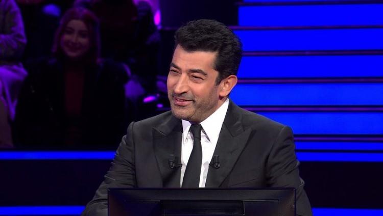 <p><span style="color:#000000"><strong>Ünlü oyuncu Kenan İmirzalıoğlu'nun sunumunu üstlendiği yarışma programının son bölümünde yaşanan ilginç anlar sosyal medyaya damga vurdu. </strong></span></p>