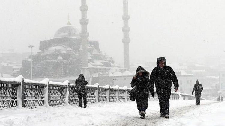 <p>Vali Yerlikaya, sosyal medya hesabından yaptığı paylaşımlarda, ilgili birimlerle Karla Mücadele Değerlendirme Toplantısı gerçekleştirdiklerini kaydederek, İstanbulluları meteorolojik gelişmelere ilişkin bilgilendirmeye devam edeceklerini vurguladı.</p>
