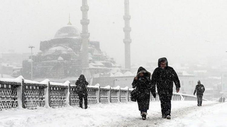 <p>Vali Yerlikaya, sosyal medya hesabından yaptığı paylaşımlarda, ilgili birimlerle Karla Mücadele Değerlendirme Toplantısı gerçekleştirdiklerini kaydederek, İstanbulluları meteorolojik gelişmelere ilişkin bilgilendirmeye devam edeceklerini vurguladı.</p>
