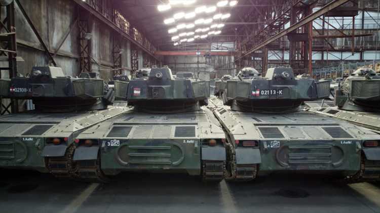 <p>Belçika ordusu, yaklaşık 10 yıl önce paletli ağır tankları artık kullanmama kararı aldı ve kara unsurlarındaki Leopard 1 tanklarını "operasyonel olmadıkları" gerekçesiyle emekliye ayırdı. </p>
