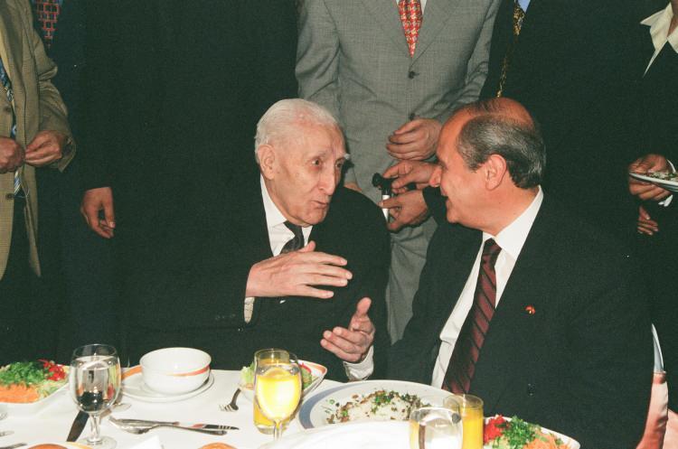 <p>Bölükbaşı, 3 Mayıs 1999'da, Milliyetçiler Günü dolayısıyla partisi tarafından verilen yemekte MHP Genel Başkanı Devlet Bahçeli ile bir süre sohbet etmişti.</p>
