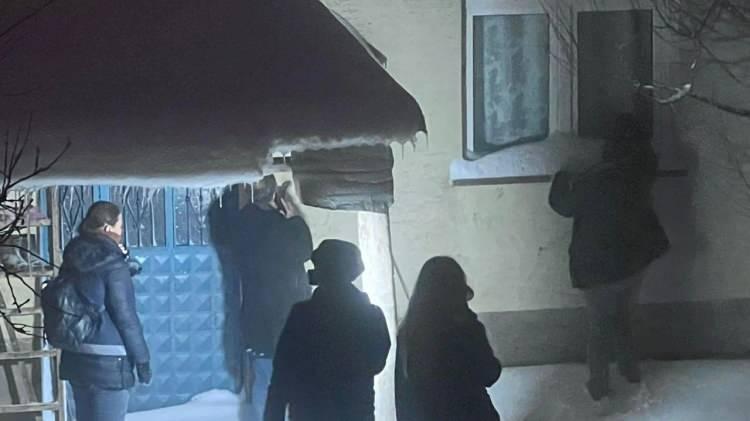 <p><span style="color:#800000"><strong>EVLER, AHIRLAR ARANDI</strong></span></p>

<p><span style="color:#2F4F4F"><strong>Operasyon kapsamında köydeki evler ve ahırlar detaylı bir şekilde arandı. Operasyon sırasında Latif Yılmaz'ın dört katli evi arandı. Evde bulunan telefonlara da el konuldu. Önceki sabah başlayan sorgu işlemleri hala devam ediyor. </strong></span><a href="https://www.yasemin.com/"><span style="color:rgb(255, 255, 255)"><strong>(Yasemin.com)</strong></span></a></p>
