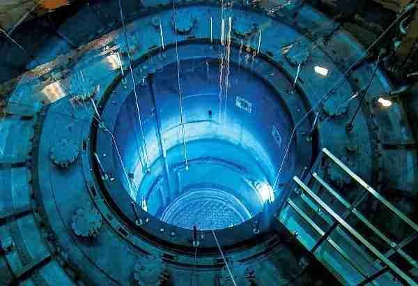 <p>Daha sonra uranyumun avantajlarını sıralayan Yüksel Özdemir, sözlerine şu şekilde devam etti:</p>
<p>Bir kilogram kömür, 3 kWh enerji üretiyor. Bir litre petrol, 4 kWh enerji üretiyor. Nükleer enerjinin kaynağı olan bir kilogram uranyumdan ise 50 bin kWh enerji üretilebiliyor! Kömür ve petrolün çok çok ötesinde… Bizim böyle bir kaynağımız var…</p>
<p>Daha az hammadde kullanımı ile daha çok enerji üretilecek, maliyet de düşecek. Hammadde maliyeti, kömür ve petrole nazaran daha düşük oranlıdır. Bu da bir avantajdır. Nükleer santraller, diğer santrallere nazaran daha az yer kaplıyor. Büyük bir arazi gerektirmiyor. Bu da bir avantajdır…</p>
<p>Nükleer enerjiyi 10 yıl depolayabiliyoruz. Dışa bağımlılığı azaltma yönünden oldukça stratejik diyebiliriz. Bin megavat gücündeki bir kömür santrali, 3 milyon ton kömür harcayarak 1 milyon ton karbondioksite yol açıyor.</p>