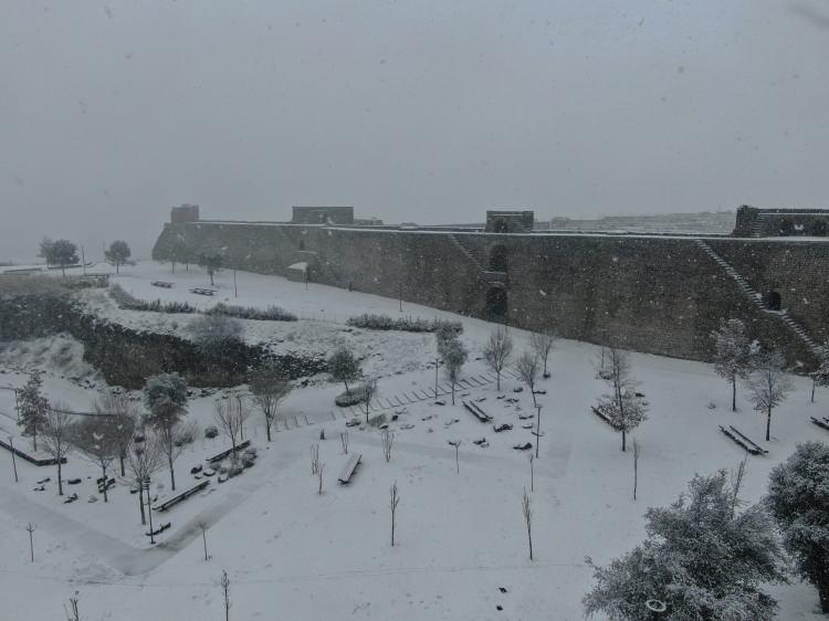 <p>Diyarbakır’da günler sonra beklenen kar geldi. Her yer beyaza bürünürken, vatandaşlar beyaz örtü üzerine anı fotoğrafladı. Asırlık surlar, drone ile çekildi.</p>
