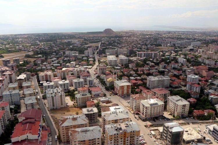 <p>Yüzüncü Yıl Üniversitesi (YYÜ) Edebiyat Fakültesi Tarih Bölümü Öğretim Üyesi Doç. Dr. Abdulaziz Kardaş, tarihi kayıtlara göre Van'da 4 bölgede petrol olduğunu belirterek yeniden çalışmaların başlatılmasını talep etti.</p>
<p> </p>